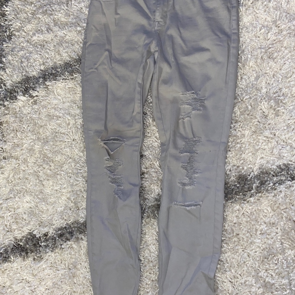 Gray skinny jeans with rips. Size:4